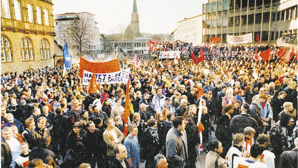 Gegendemonstration: Am 2. Februar 2002 folgten gut 8.000 Menschen dem Aufruf unter anderem vom DGB, den Neonazis, die gegen die Wehrmachtsausstellung in Bielefeld zusammenkamen, ein Nichtwillkommenszeichen zu senden. | © Archiv