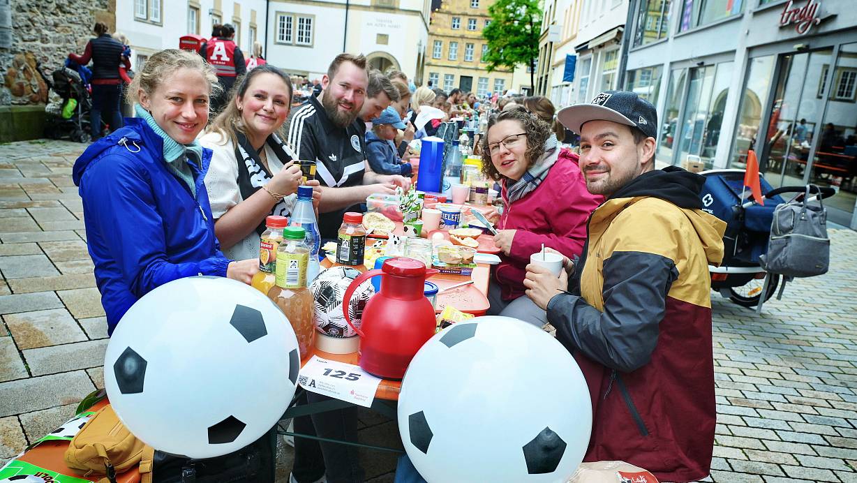 Pünktlich zum Start des Kaffeeklatsches in der Bielefelder Altstadt schloss der Himmel seine Schleusen und so stand einem außergewöhnlichen Frühstücksvergnügen von Jung und Alt nichts mehr im Weg. | © Barbara Franke