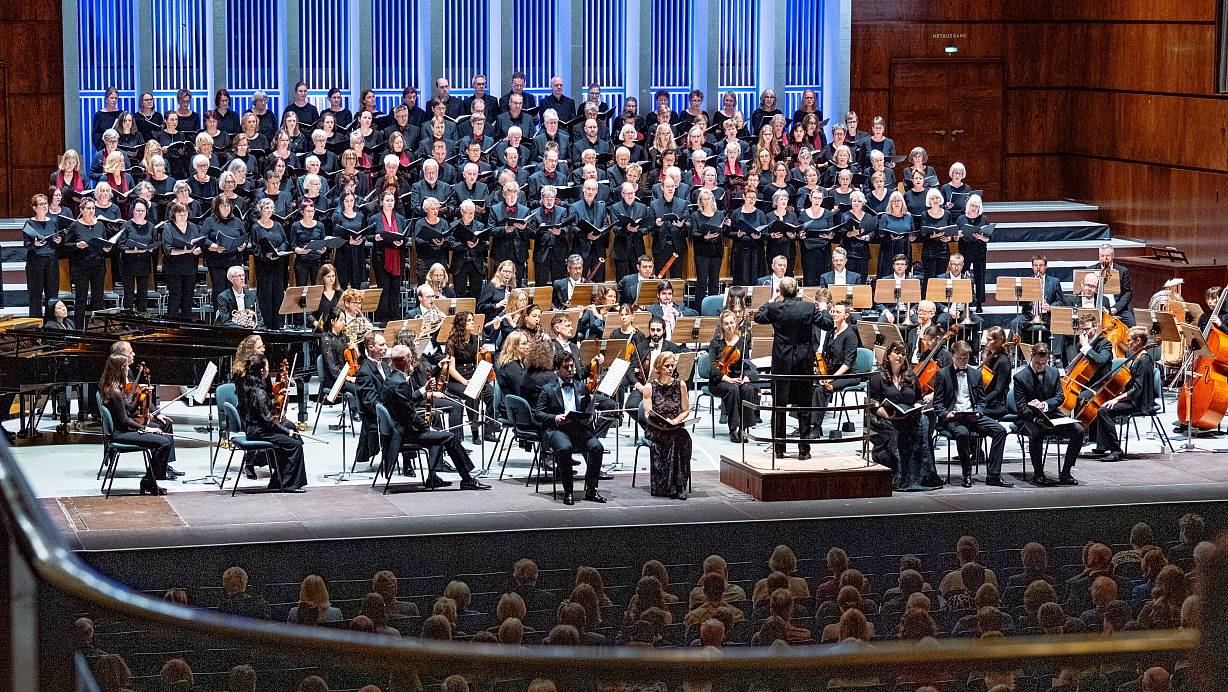 Der Oratorienchor der Stadt Bielefeld mit den Bielefelder Philharmonikern in der Oetkerhalle. | © Barbara Franke