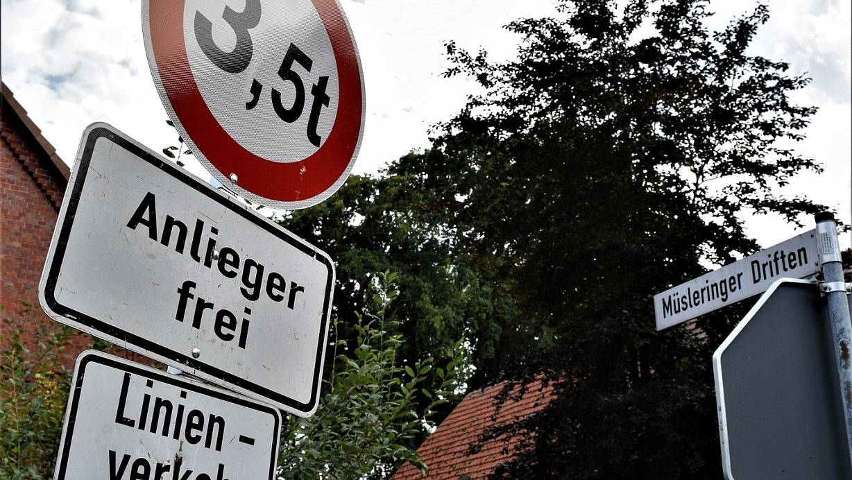 Im niedersächsischen Müsleringen wird auf die aktuelle Verkehrssituation im drei Kilometer entfernten Schlüsselburg hingewiesen. | © Fotos: Ulrich Westermann