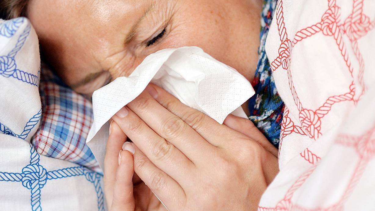 Corona oder Grippe? Die Symptome ähneln sich oftmals, doch es gibt auch einige Unterschiede. | © dpa