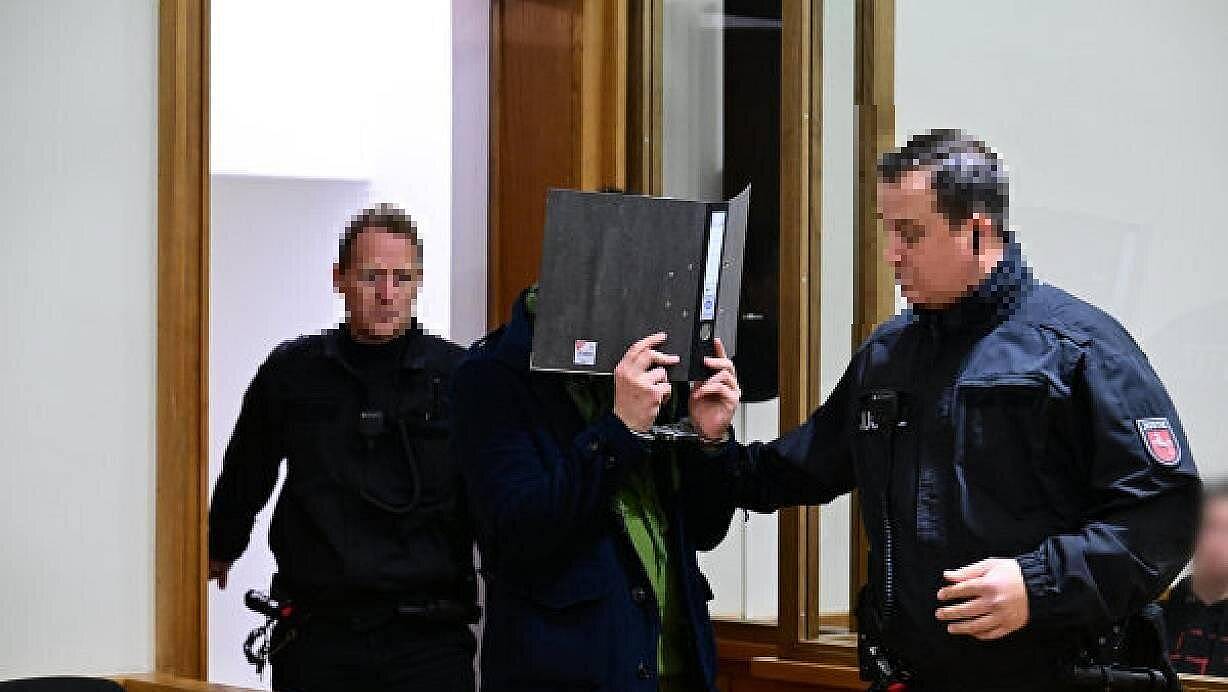 Die Kammer des Landgerichts Osnabrück wertete die Tat des 31-Jährigen, hier während einer Verhandlung vor dem Landgericht Oldenburg, rechtlich als Mord. Entscheidend dafür war das Merkmal der Heimtücke. | © Sina Schuldt/dpa