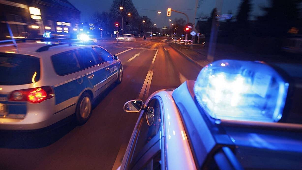 Die Polizei hat in Bünde einen Raser verfolgt. Dieser musste sich nun vor Gericht verantworten. | © Symbolfoto: Polizei / Jochen Tack