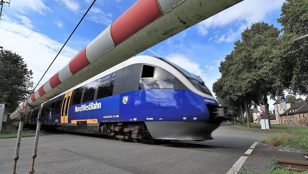 Bei einer Zugfahrt von Paderborn nach Höxter wird eine Zugbegleiterin von einem 28-jährigen Bad Driburger angegriffen. | © David Schellenberg/Symbolbild