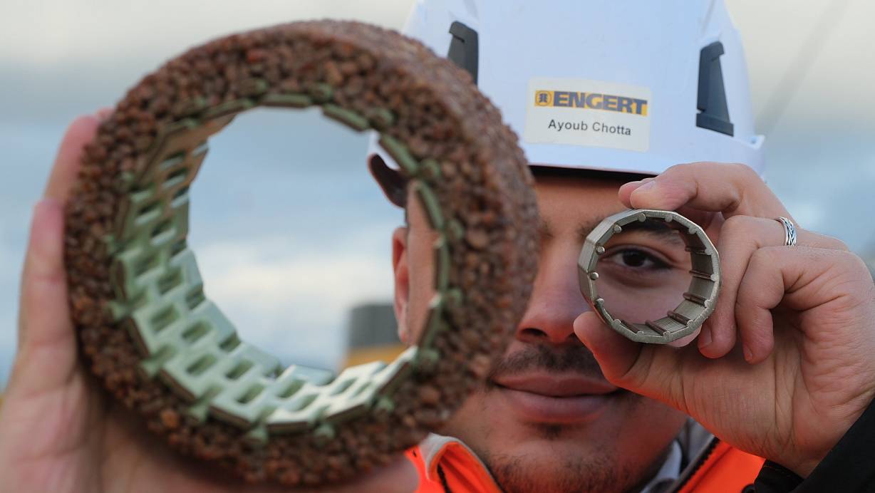 Ayoub Chotta von der Firma Eugen Engert erklärt mit den zwei handlichen Modellen das alte (rechts) und das neue Filtersystem (links). | © Ulf Hanke