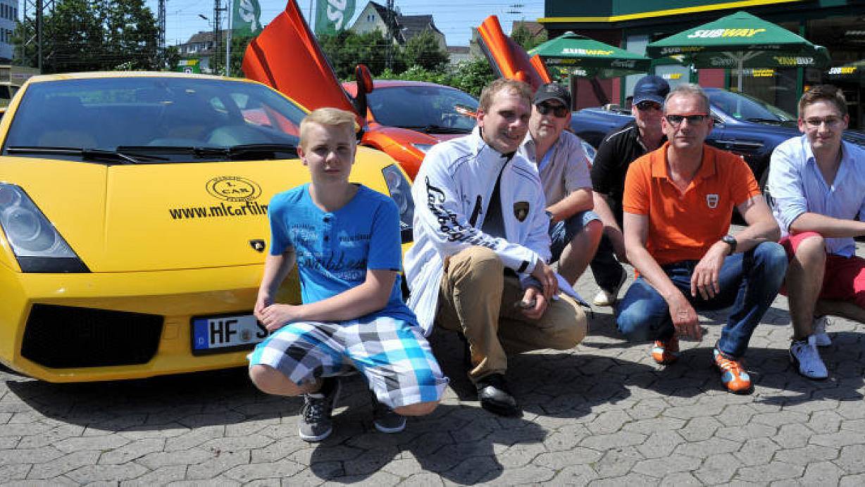 Marvin Ladage (links) hatte die Idee zur Rallye. Vater Stefan Ladage und die Fahrer Dirk Schäfermeier, Andreas Single, Uwe Blomeier und Cedric Gabler (von links) waren sofort dabei. | © FOTO: ALEXANDER JENNICHES