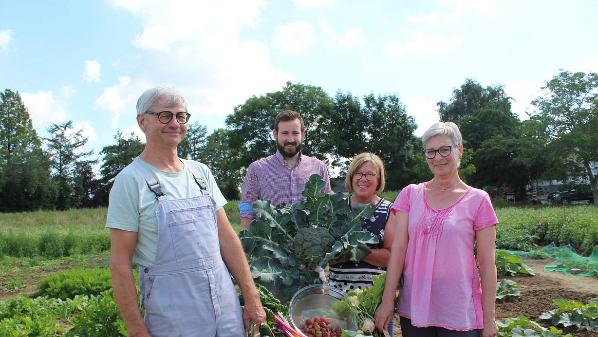 In ihrer Erntekiste liegen Erdbeeren, Blumenkohl, Rübchen, Mangold und mehr. Frisch vom Feld schmeckt das Gemüse am besten finden Wolfgang Wahl (v. l.), Julius Install, Lil Pollner und Dagmar Wahl. | © Karin Wessler