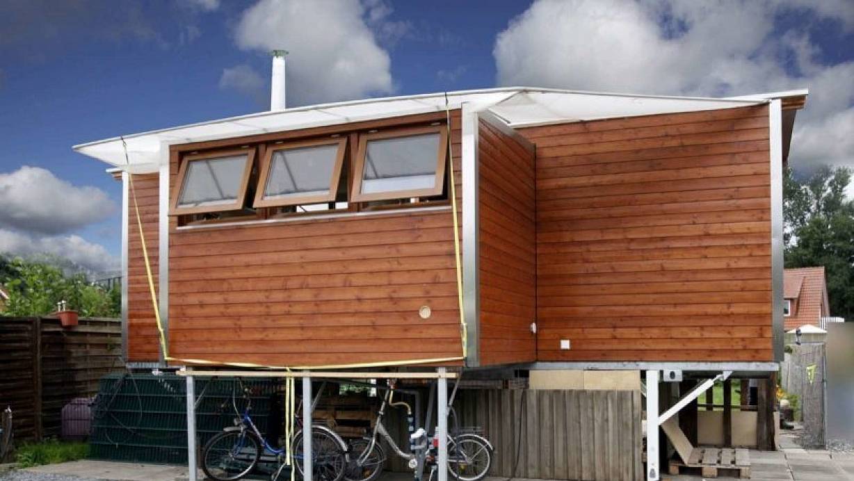 Ein Tiny-House mit Erker, der zum Transport eingefahren werden kann. Ob die Interessenten im Kreis Gütersloh ihre eigenen Häuser mitbringen oder ein aufgestelltes mieten würden, ist noch unklar.  | © Repro/Edwin Rekate