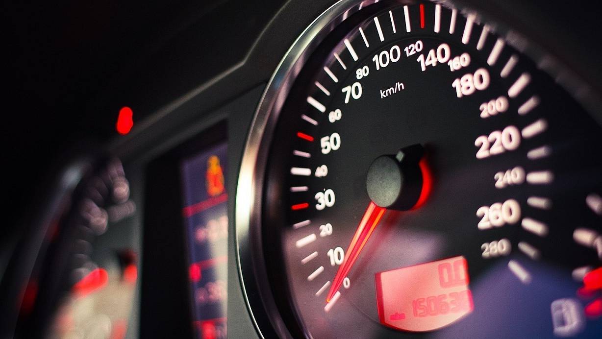 Wegen des Verdachts auf ein verbotenes Fahrzeugrennen ermittelt die Polizei gegen zwei Männer. | © Pixabay