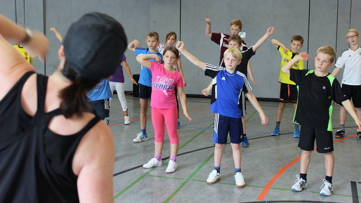 Schüler der Klasse 4b testen mit Tanzlehrerin Andrea Schnelle den Fitnesstrend ?Zumba?. FOTO: KATRIN CLEMENS |