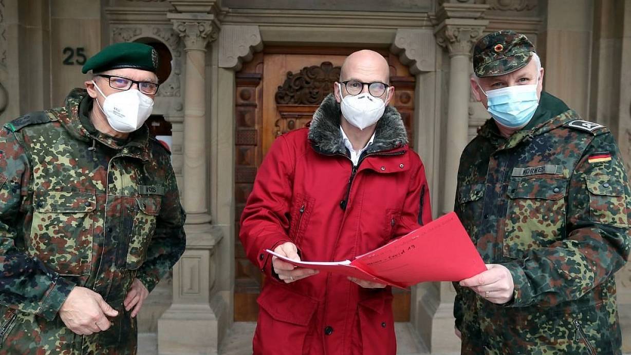Ingo Nürnberger (Mitte) begrüßte die Soldaten am Rathaus. | © Wolfgang Rudolf