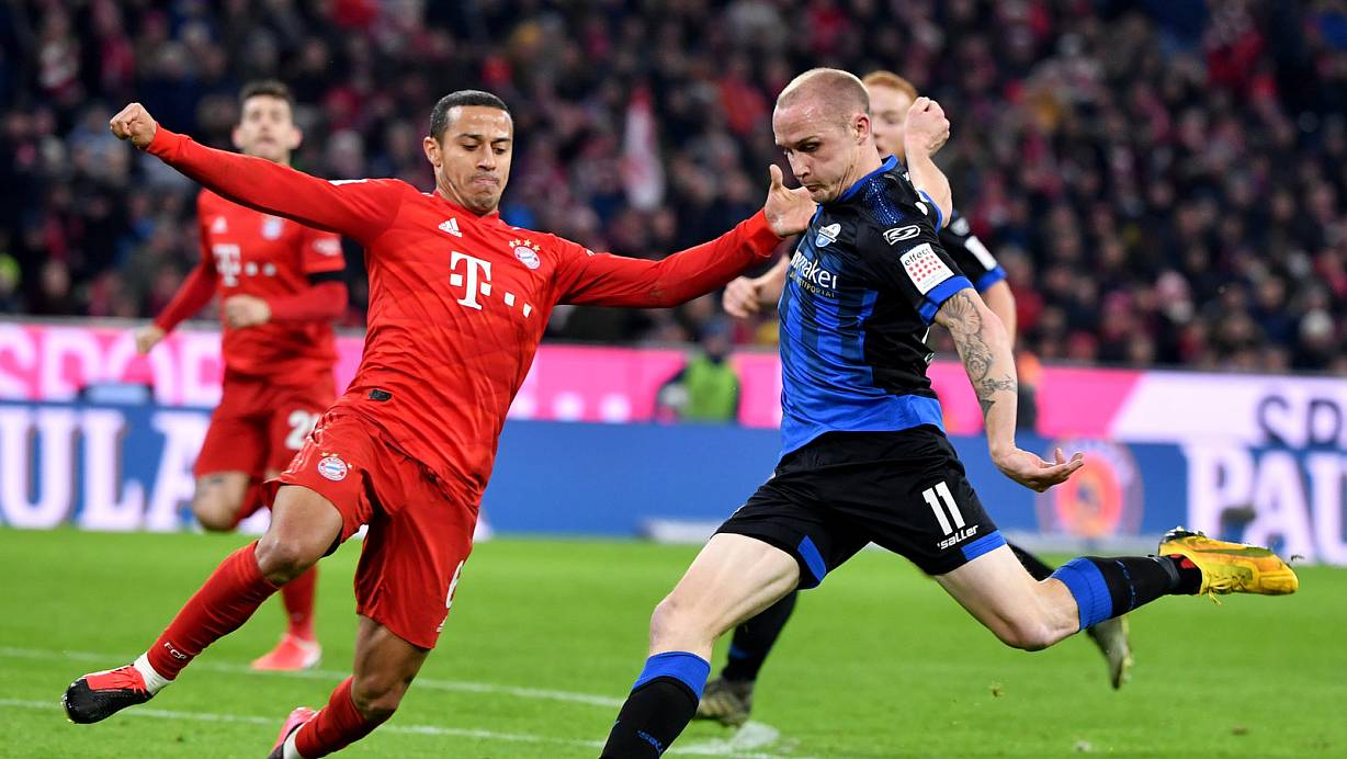 SCP-Stürmer Sven Michel (r.), hier gegen Bayern-Akteur Thiago, gab nach seiner Einwechslung richtig Gas und erzielte in München das zwischenzeitliche 2:2. | © picture alliance/dpa