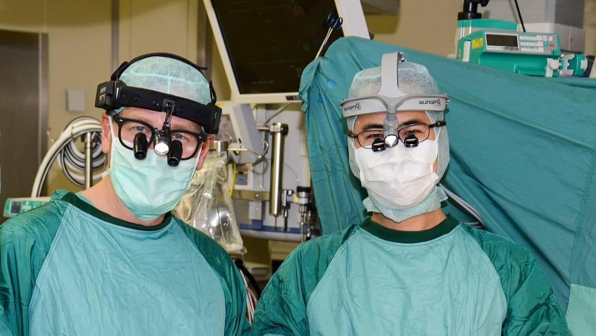 Seit über zehn Jahren waren der ärtztliche Direktor des HDZ, Jan Gummert (l.), und sein Oberarzt Masatoshi Hata ein eingespieltes Team am Operationstisch. | © Herz- und Diabeteszentrum Nordrhein-Westfalen