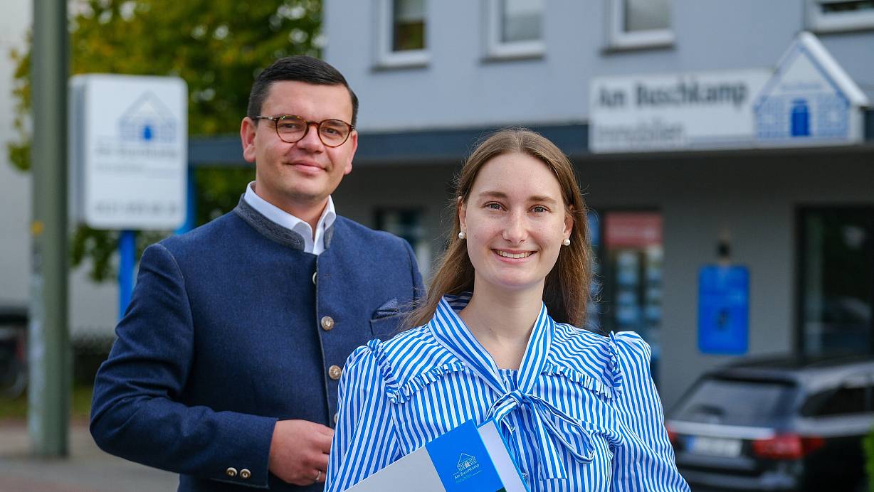 Bestnoten im Doppelpack: Celina Gicevic (22) und ihr Chef Marius Jagiello, Teilhaber von „Immobilien am Buschkamp“. | © Andreas Zobe