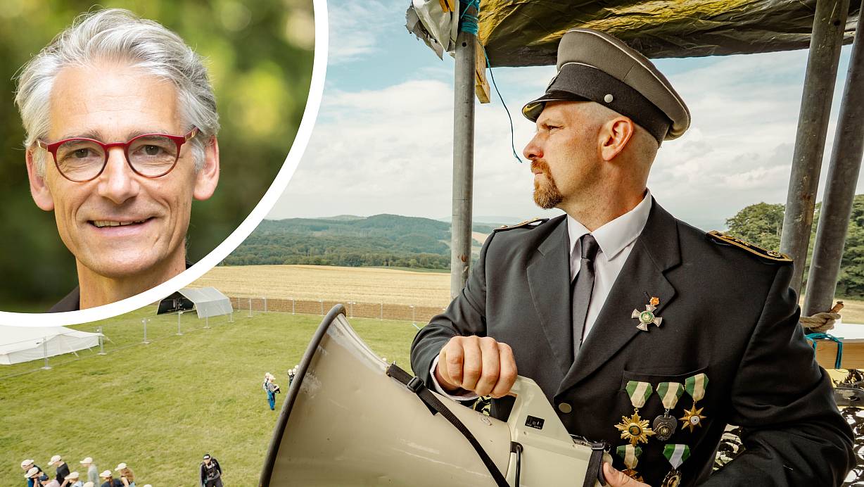 Danny Riediger (.) spielt den Gefängnis-Direktor beim christlichen Zeltlager in Extertal. Die Szenerie gleicht auf den ersten Blick einem Hochsicherheitstrakt. Thomas Warnke, Theologischer Kirchenrat der Lippischen Landeskirche, hält Rollenspiel, die Angst auslösen könnten, für fragwürdig. | © Fotorechte: Gemeinde am Grasweg Lemgo/ Lippische Landeskirche, Montage: LZ