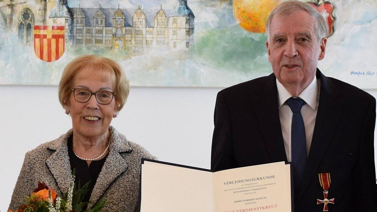Freude über die Auszeichnung mit dem Bundesverdienstkreuz bei Norbert Schulte und seiner Frau Hildegard. | © Kreis Paderborn