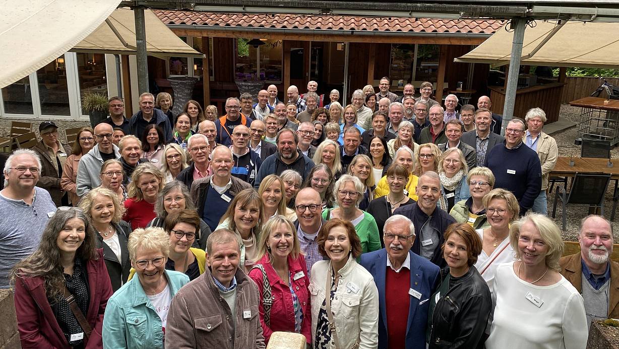 Nur lachende Gesichter gab es zur großen Wiedersehensfeier des Abiturjahrgangs 1985 im Berggasthof „Tönsblick“. | © Horst Biere