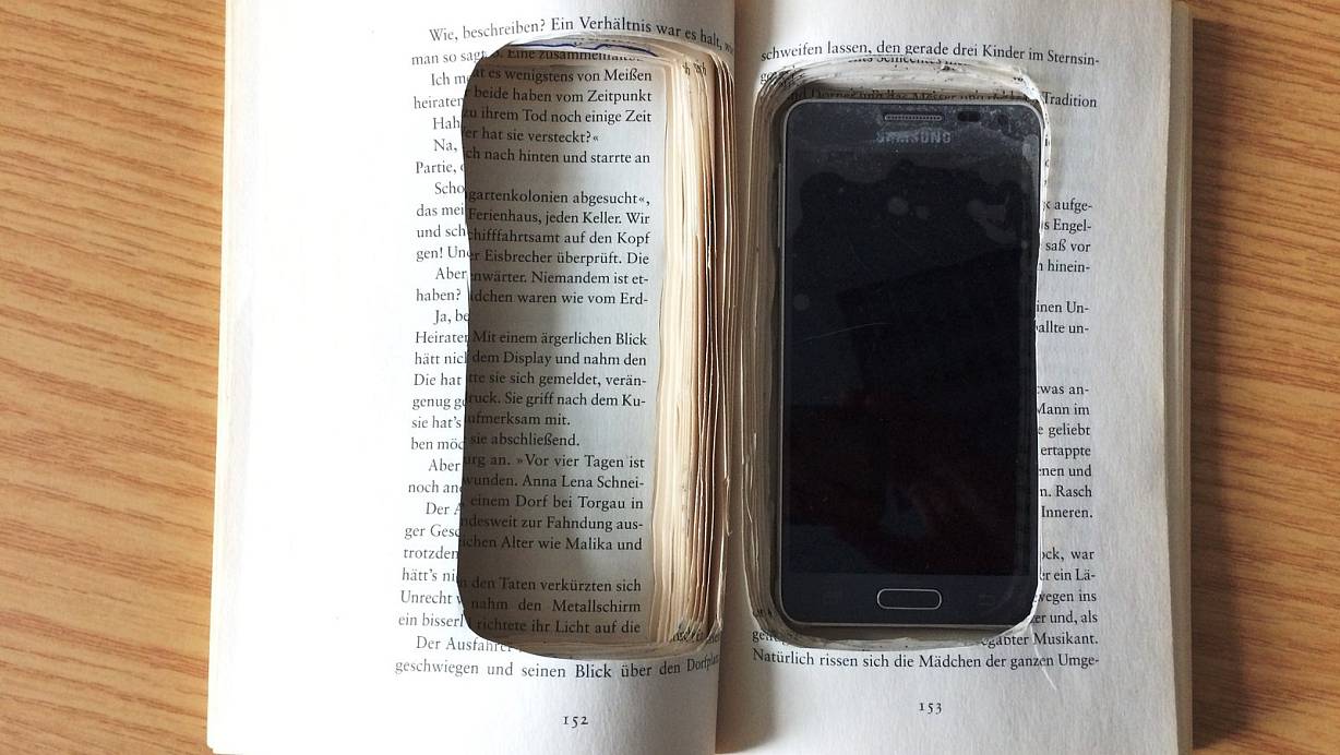 Passgenau: In einem Buch wollte ein H&auml;ftling sein Smartphone in eine JVA schaffen. | &copy; Bundespolizei Sankt Augustin