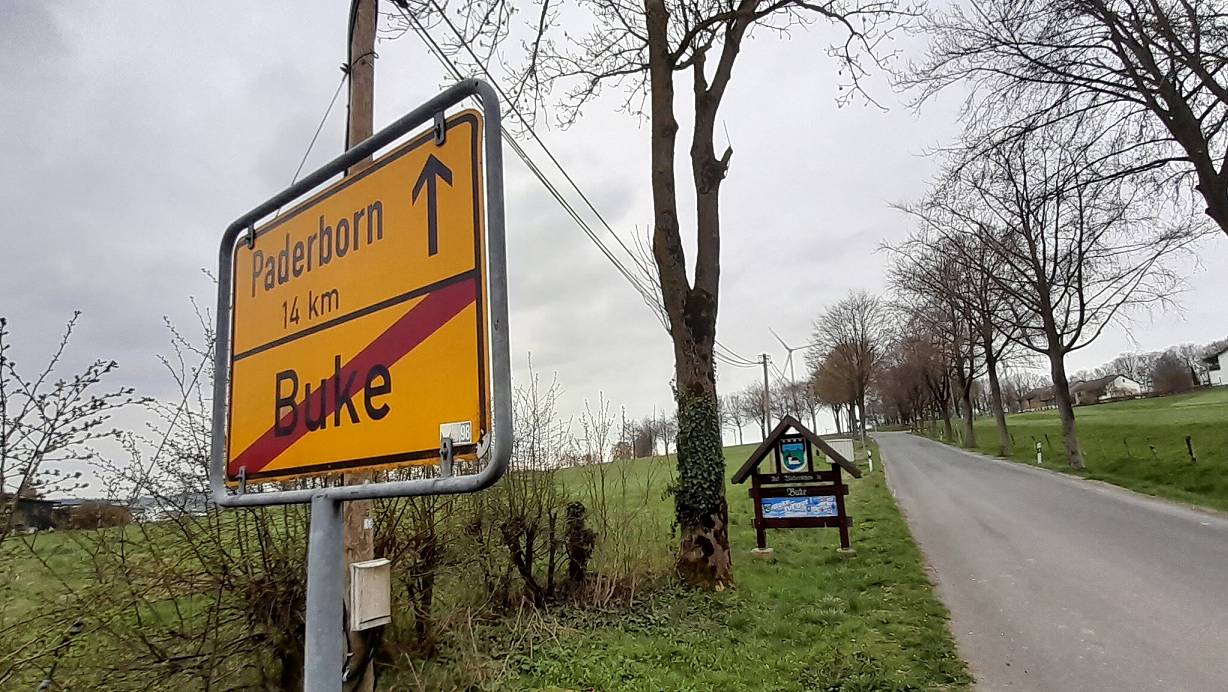 Kurz hinter dem Ortsschild Richtung B64 soll die neue Feuerwache in Buke errichtet werden. Ob ein- oder zweigeschossig, ist noch nicht geklärt. | © Uwe Müller