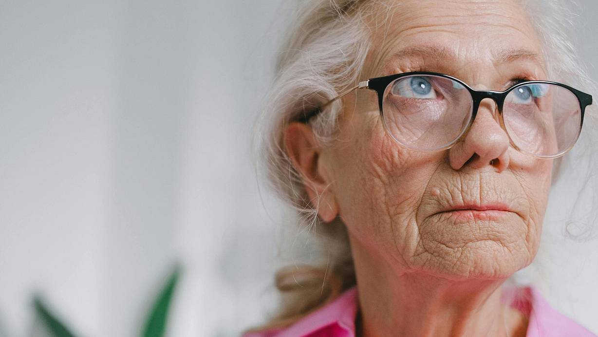 Einsamkeit ist für viele ältere Menschen ein großes Thema. Nicht alle Herforderinnen und Herforder verfügen über ein Netzwerk, haben Familie oder Freundschaften. | Symbolbild | © Pexels | SHVETS production