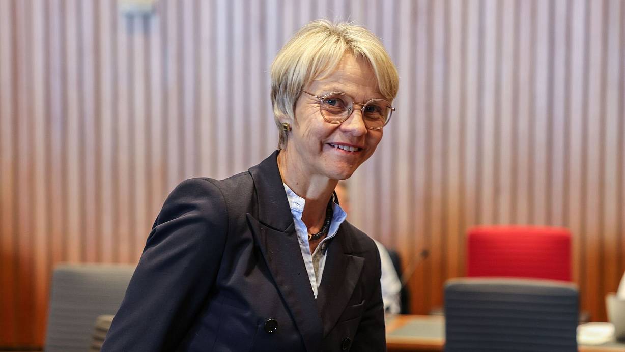 Ein krankgeschriebener Lehrer tritt in Kochshows auf - nun beschäftigt der Fall den Landtag - das Foto zeigt Schulministerin Dorothee Feller (CDU). | © Oliver Berg/dpa
