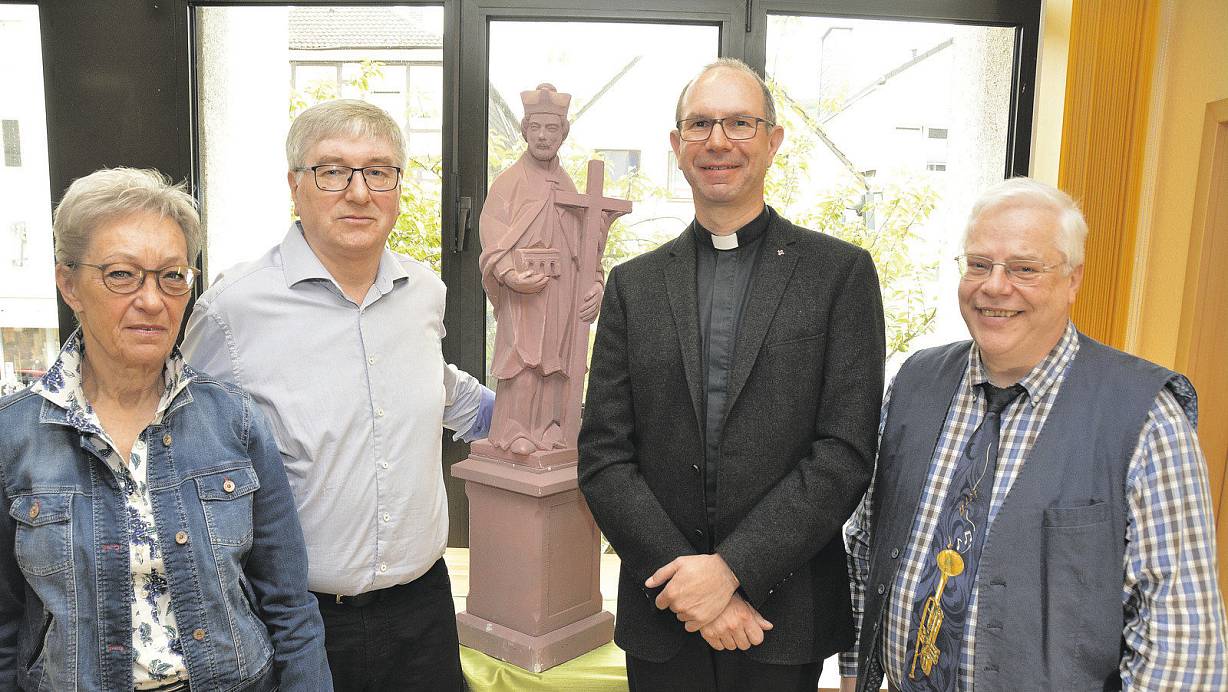 Setzen sich für das Vorhaben ein: Raimunde Wessler (Heimat- und Verkehrsverein, v. l.), Rudolf Höcker, Pfarrer Frank Schäffer sowie Carl-August Schübeler (Kyffhäuser-Kameradschaft). | © Thomas Kube