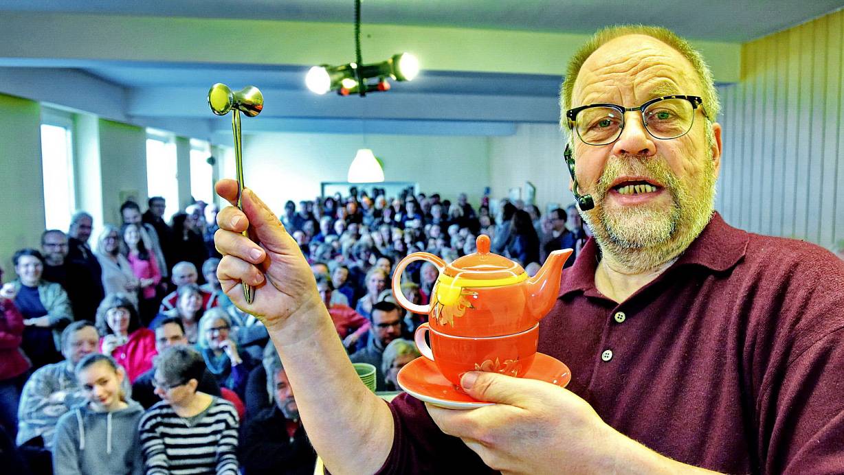 Schon zum 19. Mal: Auktionator Christian Presch brachte viele ungeliebte und kuriose Weihnachtsgeschenke unter den Hammer. Die Resonanz war so groß wie noch nie. | © Barbara Franke