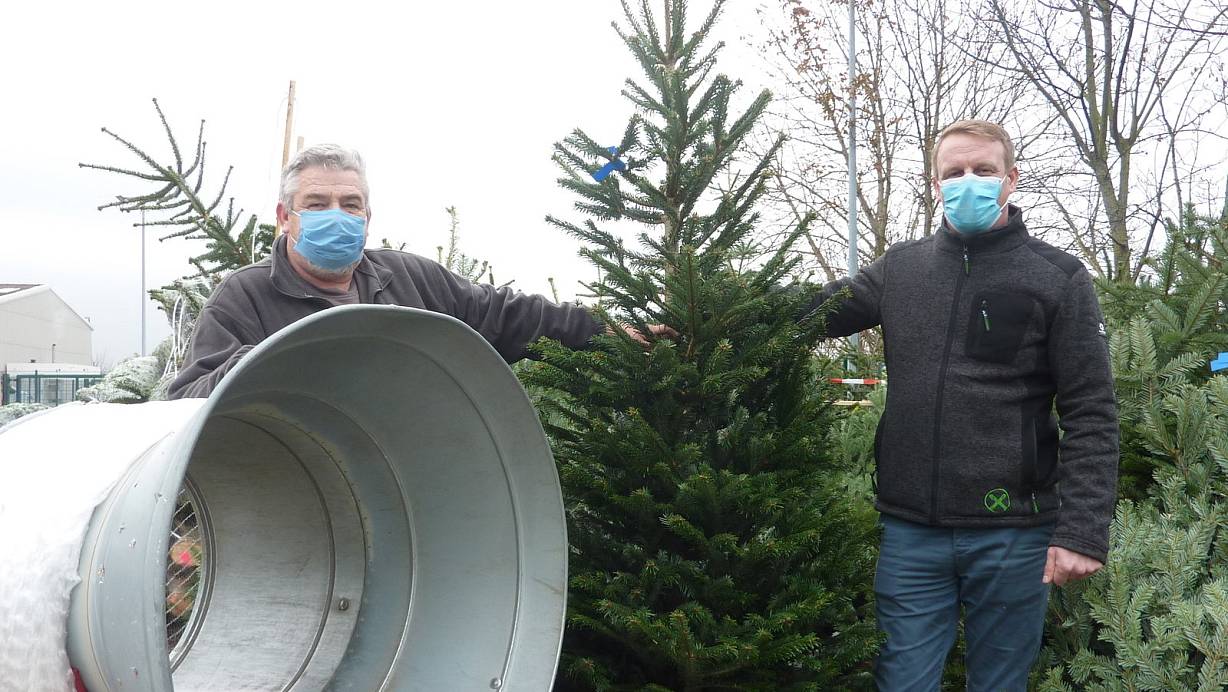 Gärtnermeister Jürgen Harth (l.) und Raiffeisen-Markt-Leiter Markus ten Brink mit einem "Prachtexemplar" der Gattung Nordmanntanne" und einem großen Einnetzgerät, das sich sogar für vier bis fünf Meter hohe Bäume eignet. | © Sabine Kauke