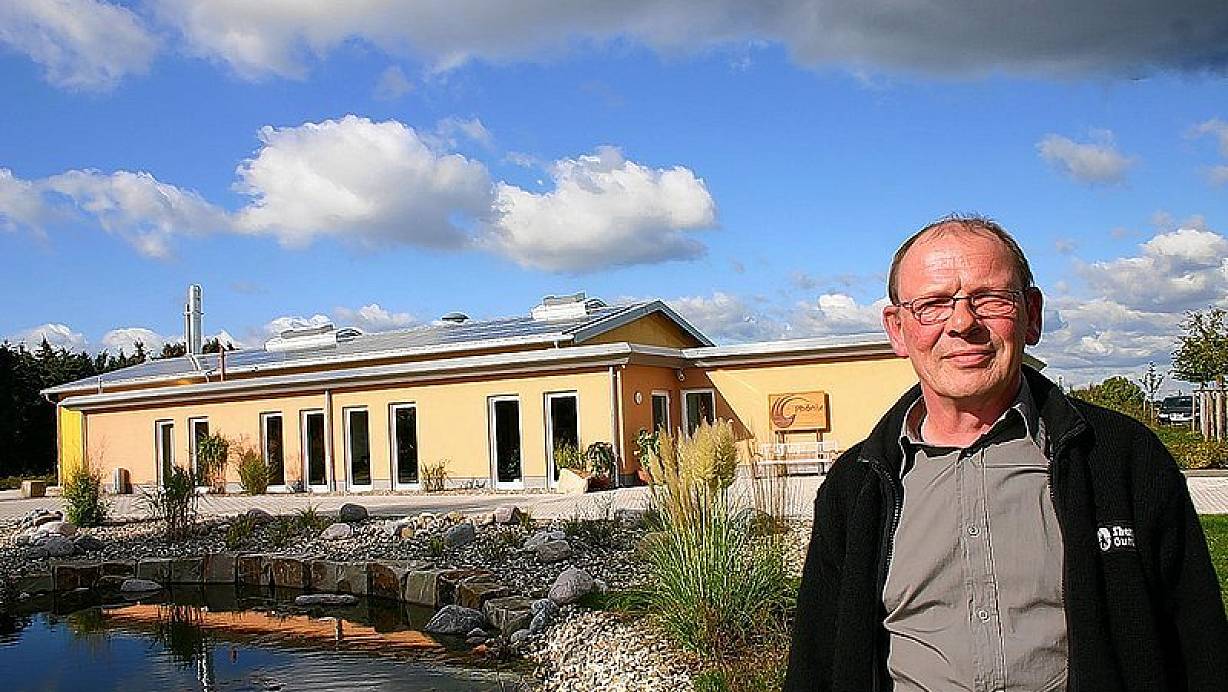 Geschäftsführer Michael Flore vom Kleintierkrematorium Phönix in Peckelsheim sagte als Lesepate spontan zu. "Die tägliche Zeitungslektüre hilft bei der Meinungsbildung, deshalb spende ich ein NW-Zeitungsabonnement", so der Unternehmer. | © FOTO: SANDRA WAMERS