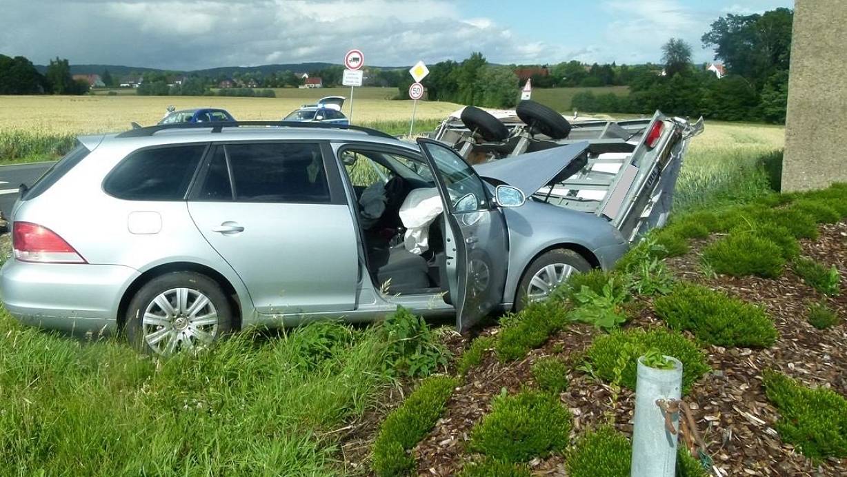 Der VW und der Anhänger kamen von der Kreuzung ab. | © Polizei Minden-Lübbecke