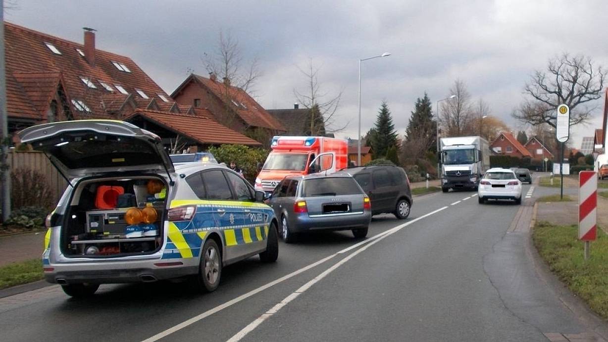 Beim Passieren eines Busses geriet der Fahrer des Audis in den Gegenverkehr. | © Foto: Polizei Minden-Lübbecke