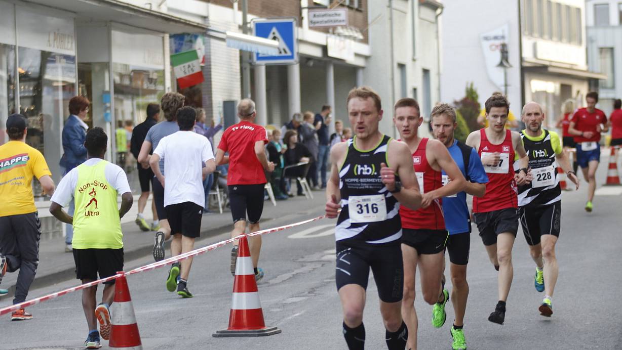 Schön aufgereiht: Die Delbrücker (v. l.) Paul Maksuti, Marcel Holz, Ajosha Pilot, Jan Austerschmidt und Wolfgang Freitag liegen zur Mitte des 5-Kilometer-Rennens noch beinahe gleichauf. Später setzt sich Pilot vor Austerschmidt durch. | © Jochem Schulze