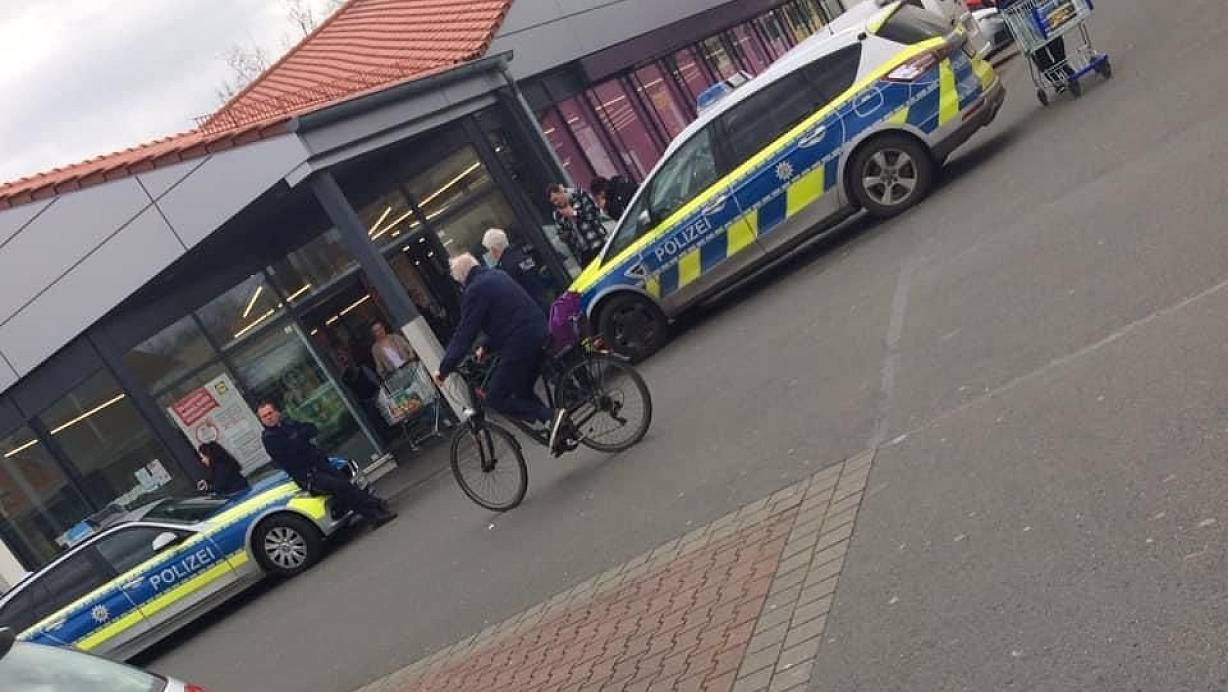 Großeinsatz der Polizei am späten Freitagnachmittag am Espelkamepr Lidl-Markt an der Gerhard-Wetzel-Straße. | © Karsten Schulz