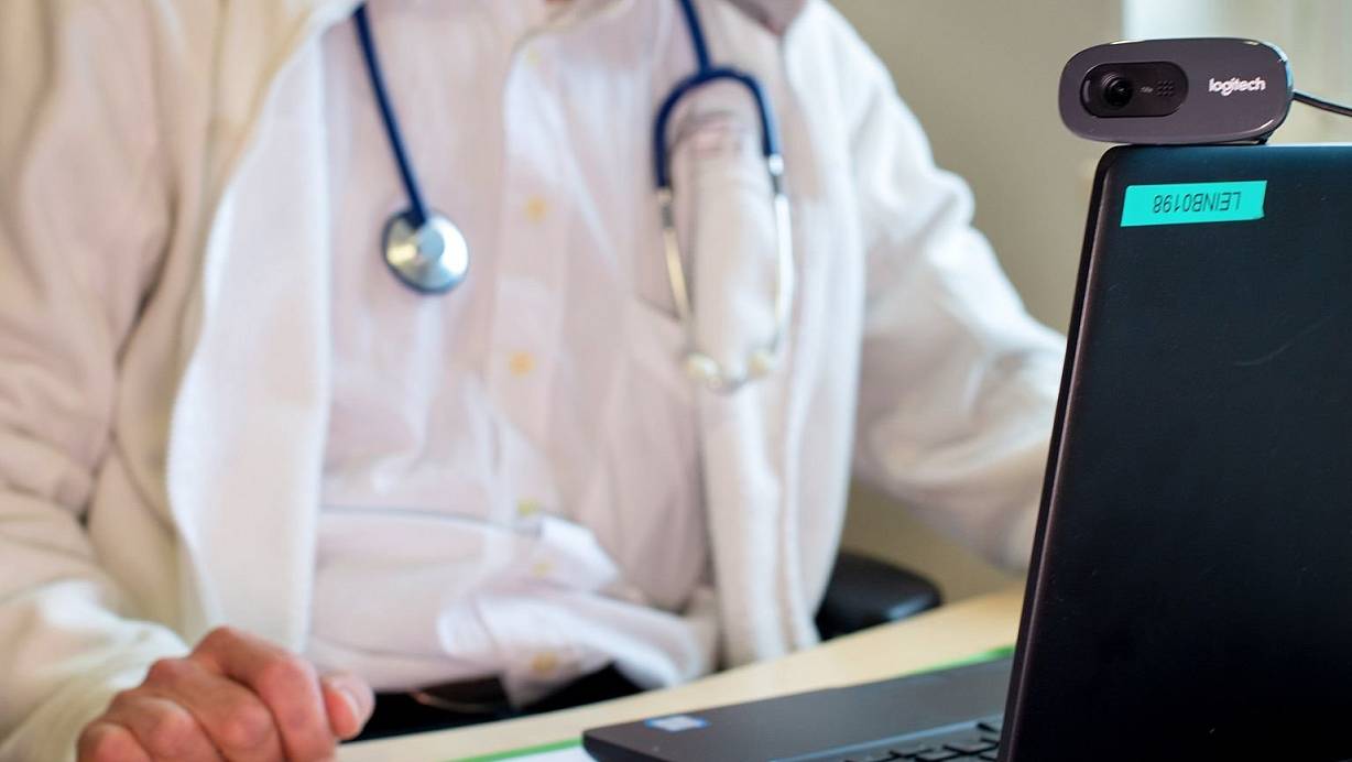 Immer häufiger werden bei Hausärzten Videosprechstunden nachgefragt. | © Foto: Monika Skolimowska/ZB/dpa/Symbolfoto