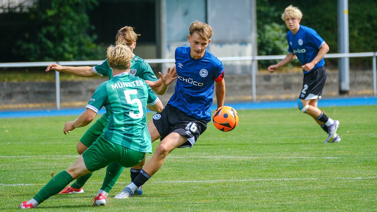 Till Wegener (r.) und seine U19-Arminen brachten gegen Preußen Münster ihre frühe Führung ins Ziel. | © Andreas Zobe