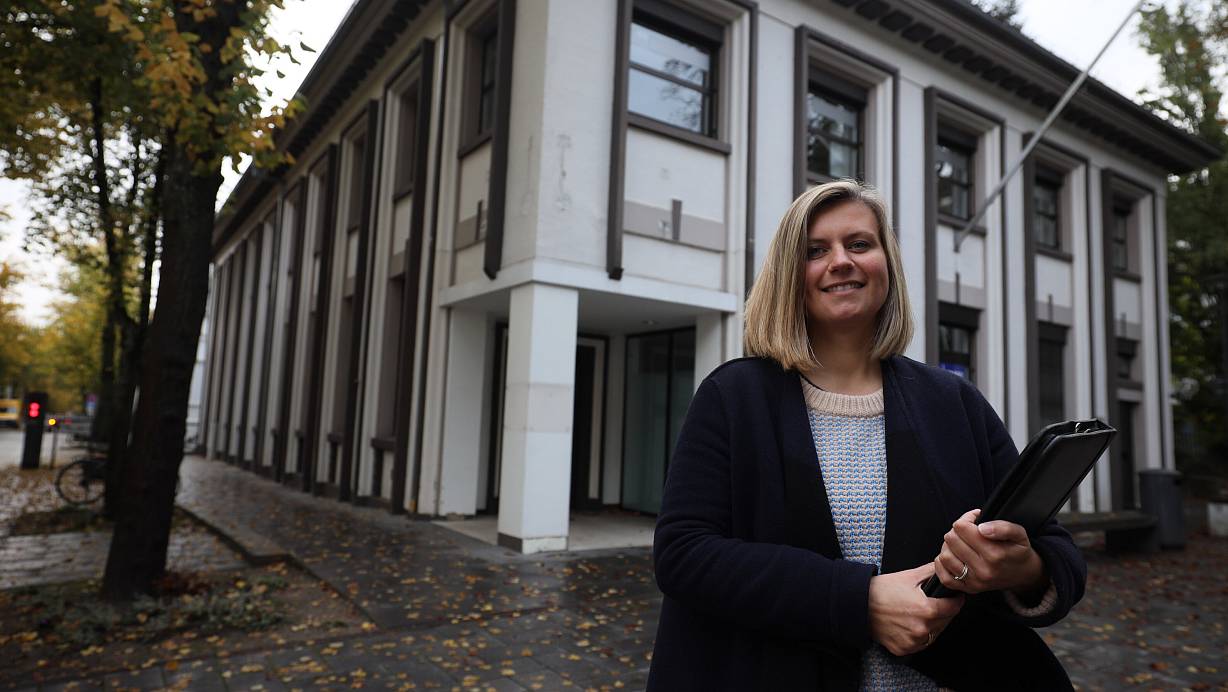 Maklerin Nadine Bajwa ist optimitisch, die ehemaligen Räume der Deutschen Bank in der Portastraße neu zu vermieten. | © Jörg Stuke