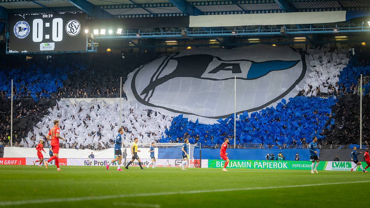 Die Arminia-Fans gaben ihrer Mannschaft mit einer großen Choreographie vor dem Anpfiff noch einmal ordentlich Rückenwind. | © Sarah Jonek