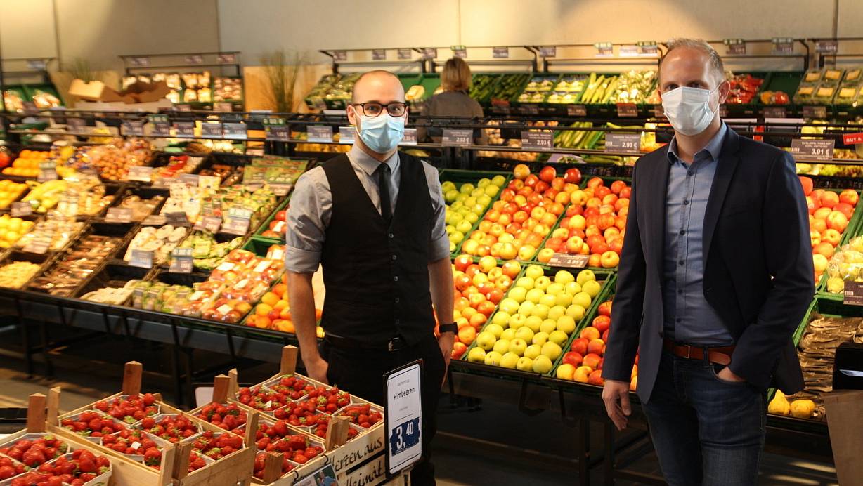 Jens Krukenmeyer (Spartenleiter Food, r.) und Marktleiter Sven Reddeker freuen sich auf die komplette Eröffnung am Donnerstag, 13. August. | © Regina Brucksch