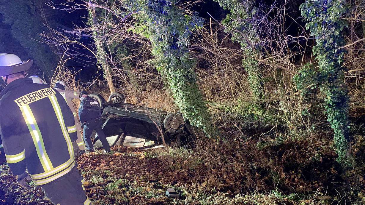 Einsatzkräfte der Feuerwehr Büren befreien den eingeklemmten Fahrer mit hydraulischen Werkzeugen aus dem Wrack des Peugeot. | © Feuerwehr Büren