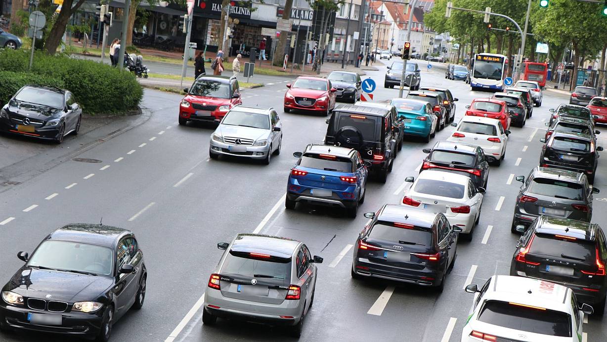In Paderborn kommen täglich rund 50.000 Personen aus den umliegenden Gebieten zum Arbeiten in die City. Dann staut sich schonmal der Verkehr, wie hier an der Westernmauer. | © Holger Kosbab