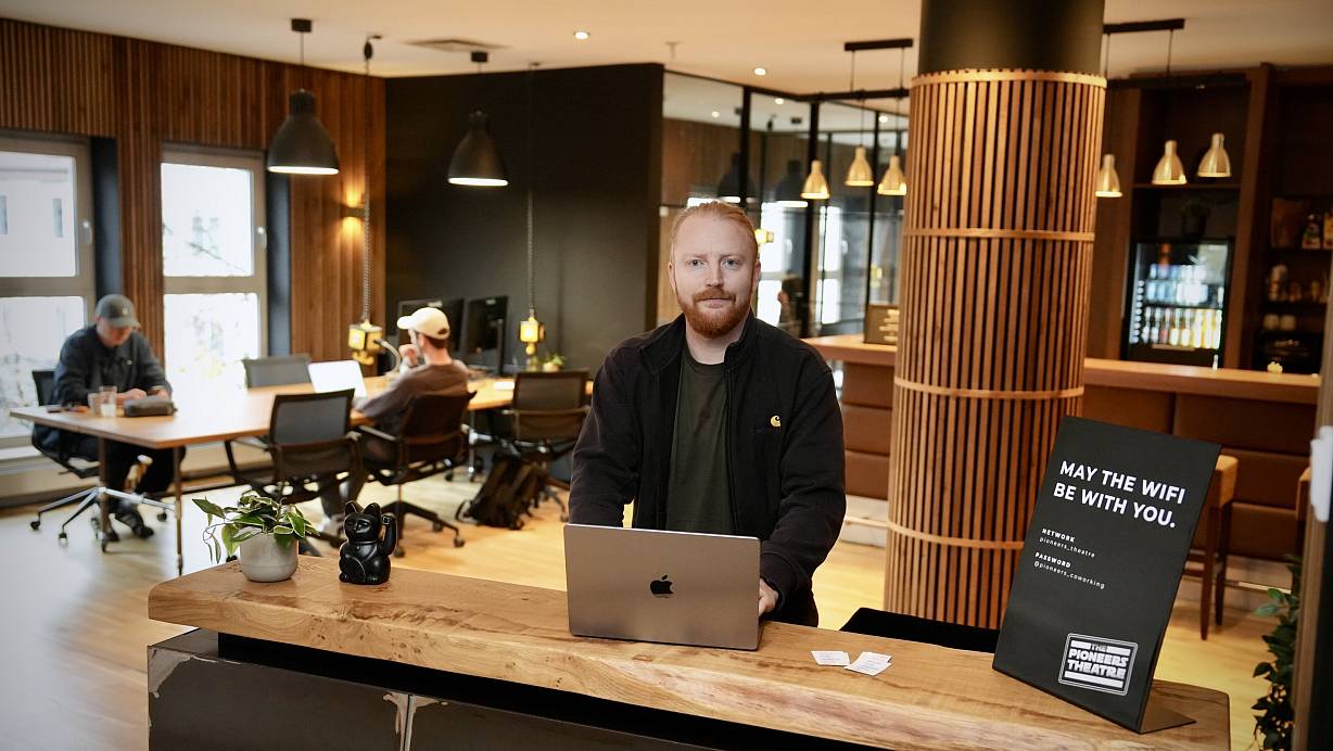 Kevin Pamann am Empfang des neuen "Pioneers Theatre" am Klosterplatz. | © Peter Unger