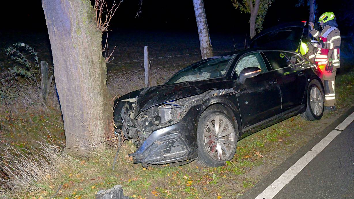 Weil er einem Tier auf der Fahrbahn ausweichen wollte, kam ein 25-Jähriger in der Nacht zu Montag auf der Elser Hude mit seinem Auto von der Fahrbahn ab. | © Ralph Meyer