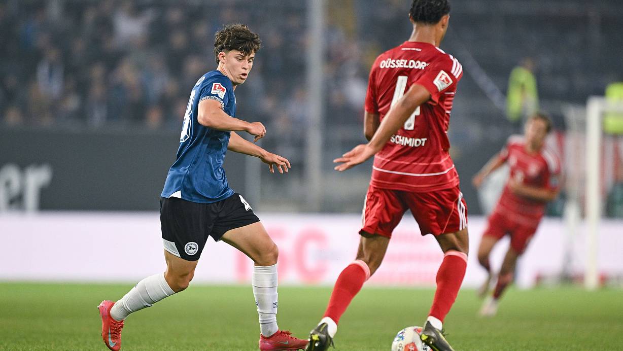 Daniel Richter (l.) feierte am ersten Spieltag beim 5:1-Sieg von Arminia Bielefeld über Fortuna Düsseldorf sein Debüt in der 2. Fußball-Bundesliga. | © Teresa Kroeger