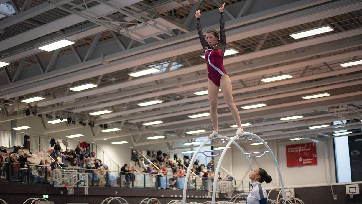 Emma Anton thront hoch oben auf dem Rhönrad beim TSVE-Pokal in der Almhalle. | © Felix Brenneke