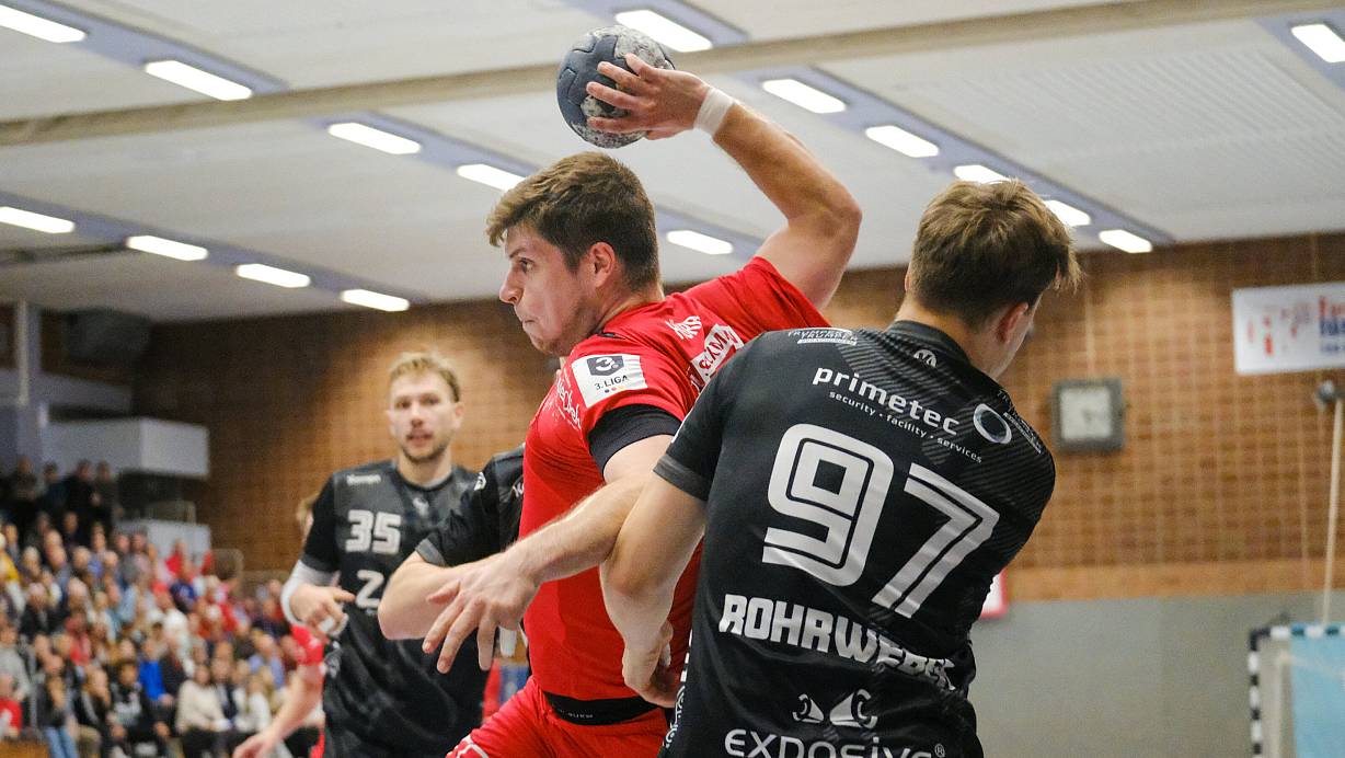 Altenhagen-Heepens Siegtorschütze Manuel Hörr setzt sich hier gegen den Vinnhorster Renke Rohrweber durch. | © Andreas Zobe