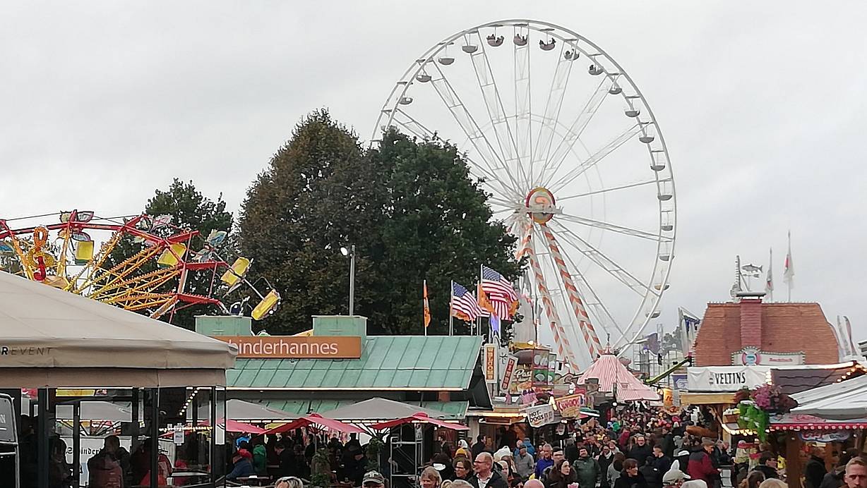 Tausende Gäste aus Niedersachsen und auch aus NRW zieht es zum Brockumer Markt. Sie genießen die einmalige Atmosphäre, die der Traditions-Rummel bietet. | © Joern Spreen-Ledebur