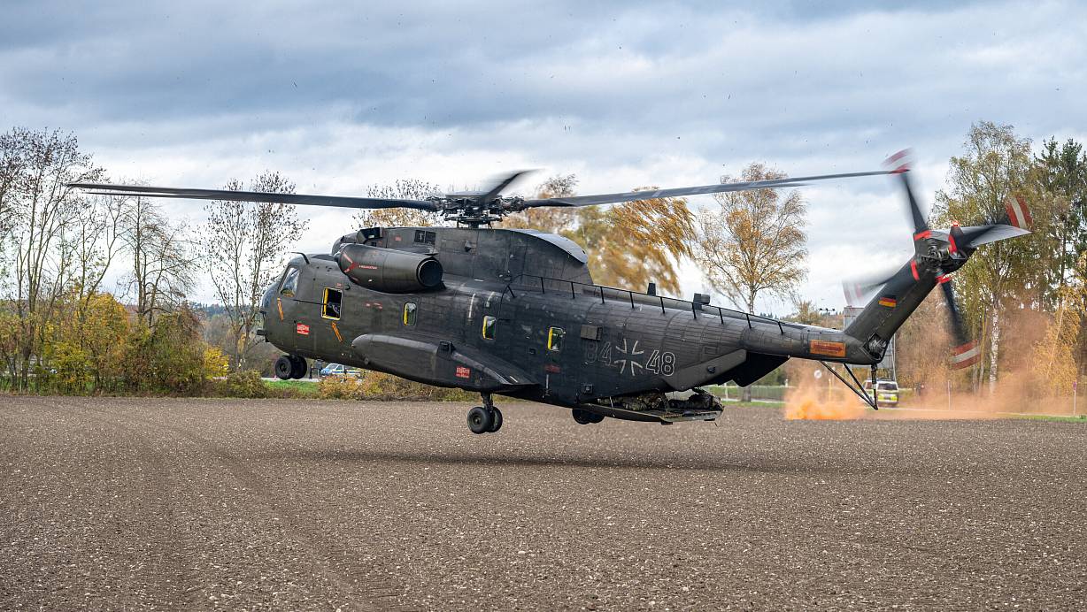 Ein CH-53-Hubschrauber der Bundeswehr bei der Landung (Symbolbild). | © Armin Weigel/dpa