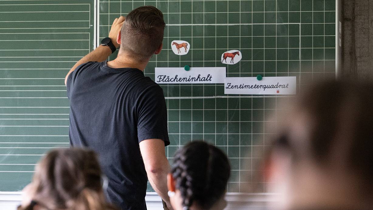 Ein Lehrer aus NRW soll in zwei Kochshows aufgetreten sein – obwohl er krankgeschrieben war. Der Fall beschäftigt nun die Politik. | © Symbolfoto: Marijan Murat/dpa