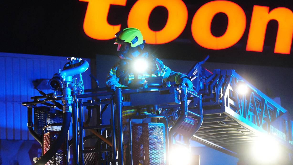 Gerettet wurden die Verletzten vom Dach mit einem neuen System der Bünder Feuerwehr. | © Gerald Dunkel