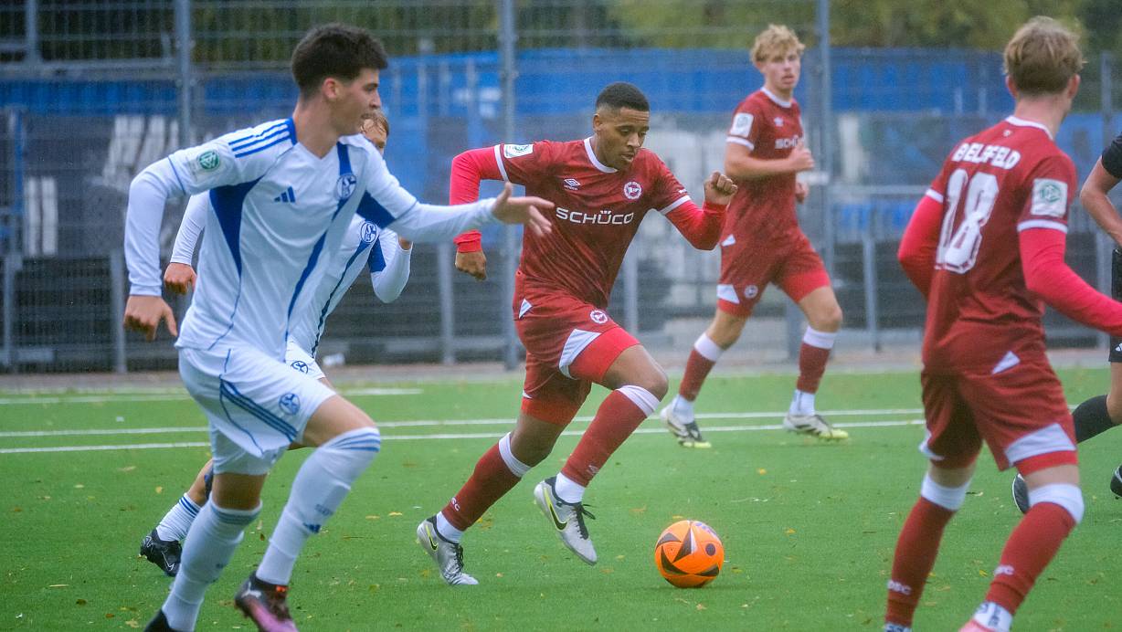 Arminias Torschütze zum 1:0 Marc Gouiffe A Goufan treibt gegen Schalke den Ball nach vorn. | © az
